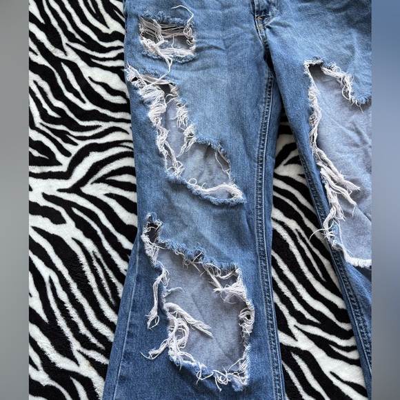 Forever 21 Woman’s Size 27 Distressed Flared Leg Blue Medium Rise Denim Jeans - Picture 5 of 8